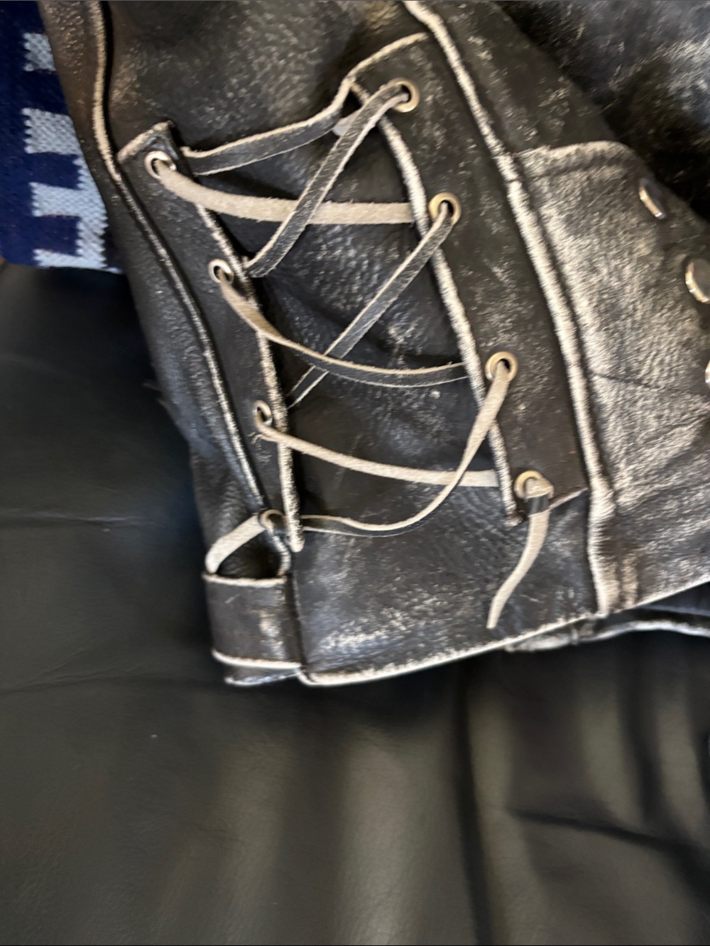 Harley-Davidson Black Leather Biker Jacket with Belt and Epaulets - Picture 4 of 7